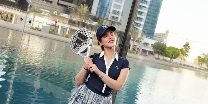7 Potret Tasya Farasya Main Padel, Salfok Lapangannya Mengambang