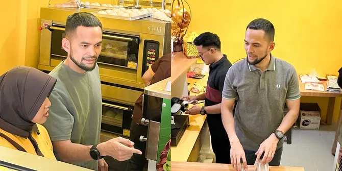 Potret Teuku Wisnu Buka Toko Roti di Aceh, Ikut Layani Pembeli