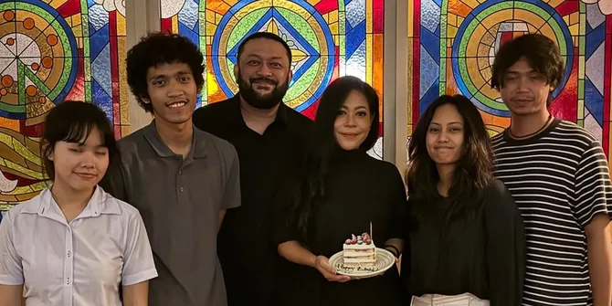 Potret Ulang Tahun Kikan, Resmi Menginjak Usia 49 Tahun - Dirayakan dengan Hangat