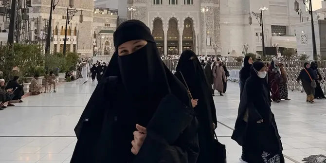 7 Potret Vanesha Prescilla Bercadar Saat Umrah, Penampilannya Bikin Adem
