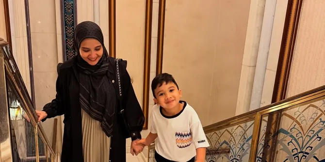 Zaskia Sungkar dan Irwansyah Liburan ke Jeddah, Ajak Ukkasya Main