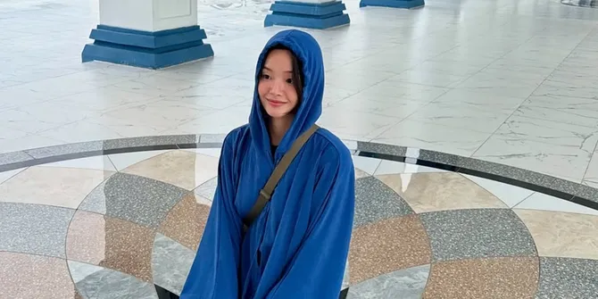 Potret Z.Hera Aktris 'MOON LOVERS' Liburan ke Batam, Pakai 'Mukenah' di Masjid Agung
