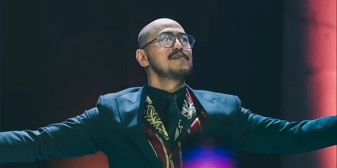 Profil Pandji Pragiwaksono, Komika Kritis di Balik Stand-Up Comedy Viral 'MENS REA'