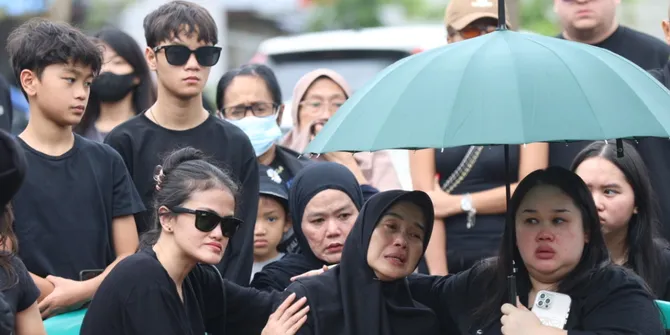 Prosesi Pemakaman Lula Lahfah, Diiringi Isak Tangis Ibunda hingga Sahabat