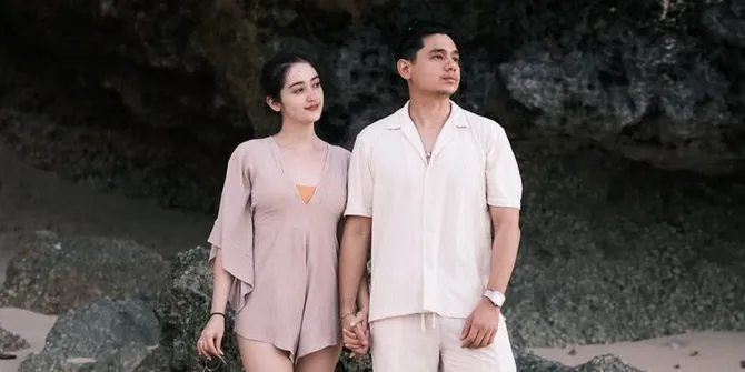 Ranty Maria dan Rayn Wijaya Pamer Momen Romantis di Pantai