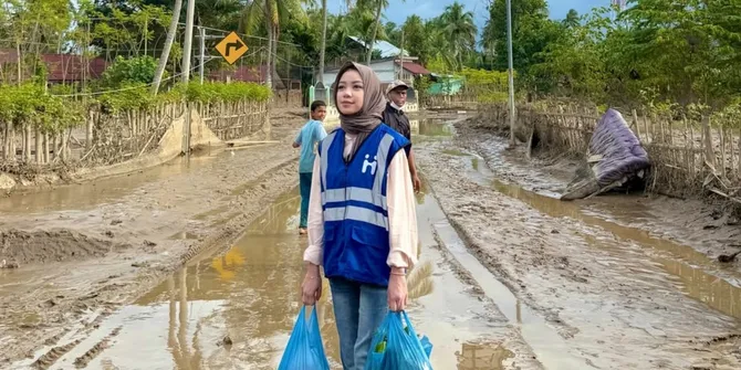 Regina Phoenix Bantu Langsung Korban Banjir di Aceh