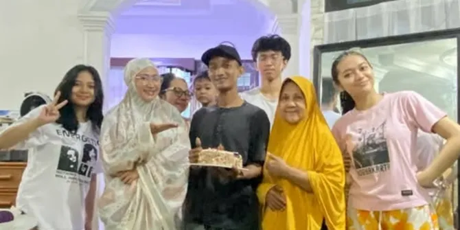Rumah Kebanjiran, Ira Swara Rayakan Ultah Adik di Tengah Genangan