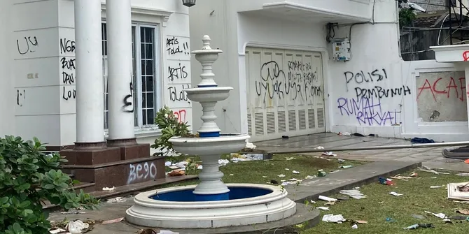 Rumah Uya Kuya Jadi Tontonan Warga Usai Dijarah Massa