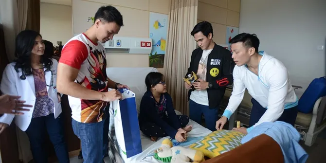 Saat Para Jagoan 'SATRIA HEROES' Kunjungi Anak-Anak Yang Sakit