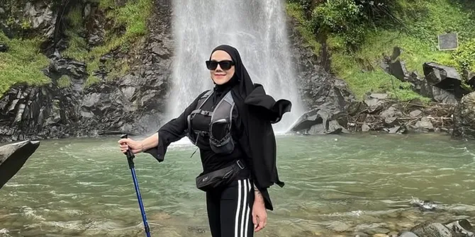 Sarita Abdul Mukti Main ke Alam Ditemani Putri Bungsu