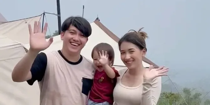 Sidik Eduard Makan Nasi Bungkus Bareng Keluarga di Taman, Istri Hamil Lagi