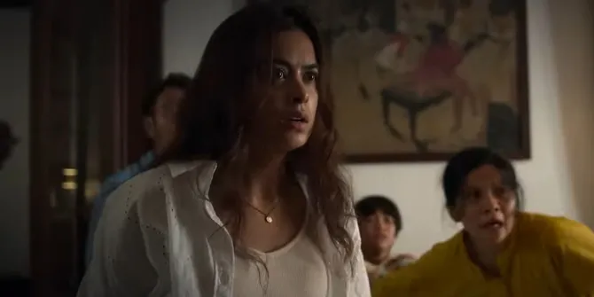 Sinopsis 'ABADI NAN JAYA': Mikha Tambayong & Eva Celia Dikejar Zombi