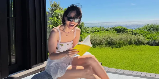 Son Ye Jin Liburan Bareng Anak, Seru Main di Pantai