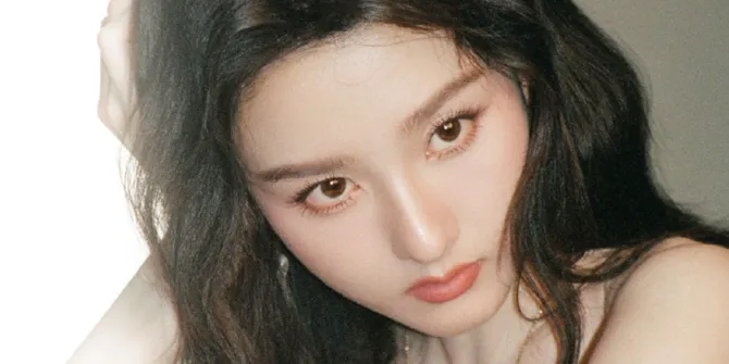 9 Potret Song Zuer yang Cantik Banget di Campaign Valentino x Wonderland China