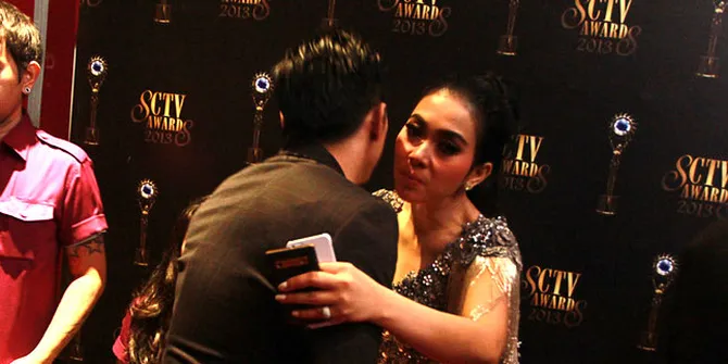 Spesial - Ariel NOAH Temui Syahrini di Backstage SCTV Awards