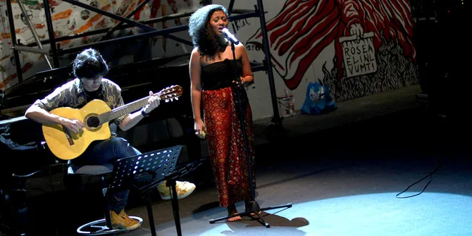 Suara Emas Dira Sugandi Ramaikan Kemenangan Jokowi