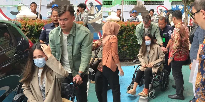 Sudah Rujuk, 8 Momen Kemesraan Rendy Kjaernett dan Lady Nayoan di Pengadilan - Dorong Kursi Roda Sampai Cium Pipi