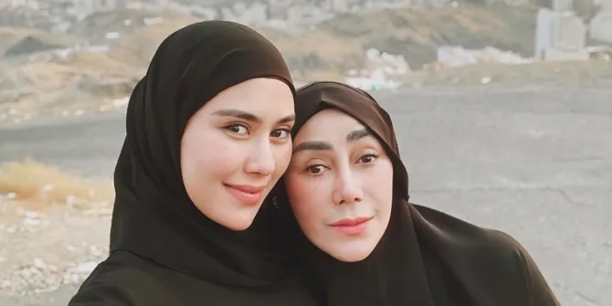 Syahnaz Sadiqah Kenang Momen Cemas Saat Mama Amy Jatuh Sakit