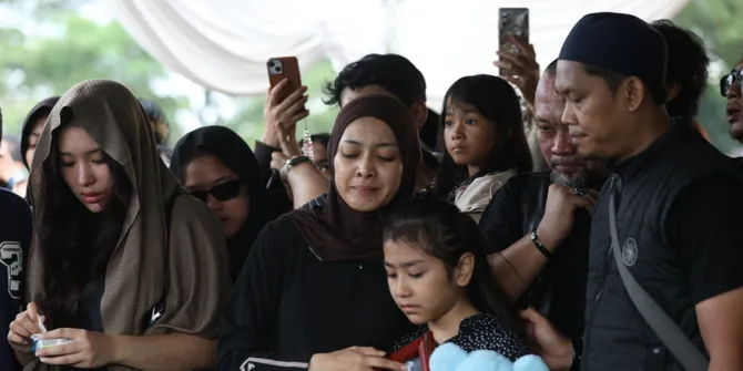 Tangis Histeris Richa Novisha di Pusara Gary Iskak, Lemas Hingga Harus Ditenangkan Kerabat