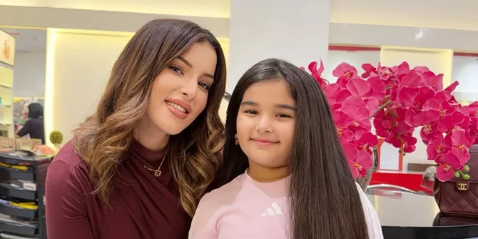 Tasya Farasya Unggah Potret Ayang Catok Rambut, Mirip Banget Tapi Versi Mini