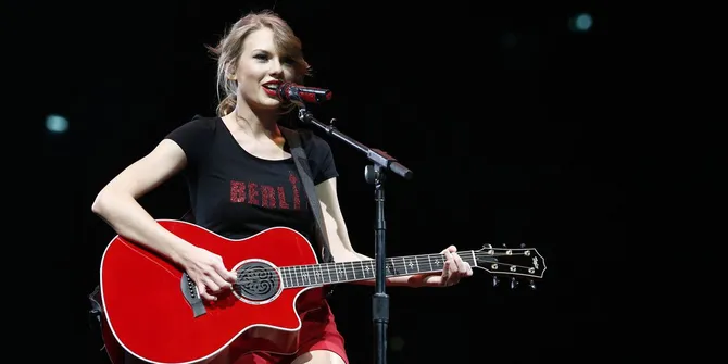Taylor Swift Tetap Mempesona Meski Kaos Yang Dipakai Simple