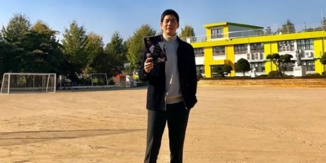 Terlihat Casual Hingga Gagah! Potret Aktor Tampan Lee Sang Yoon OOTD Serba Hitam