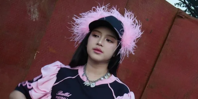 Tiara Andini Tampil Cantik Bak Idol K-Pop di Festival Musik Bogor, Penonton Lesehan Jadi Sorotan