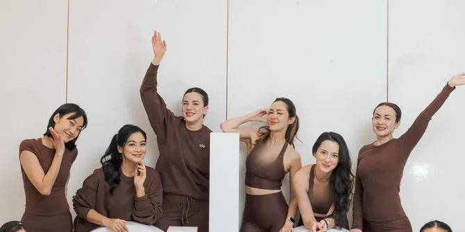 Titi Kamal Yoga Bareng Cathy Sharon & Alice Norin, Pakaiannya Dipuji Sopan