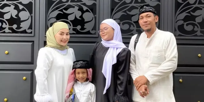 Ulang Tahun Mpok Alpa di Bulan Maret, Aji Darmaji Panjatkan Doa di Pusara Istri