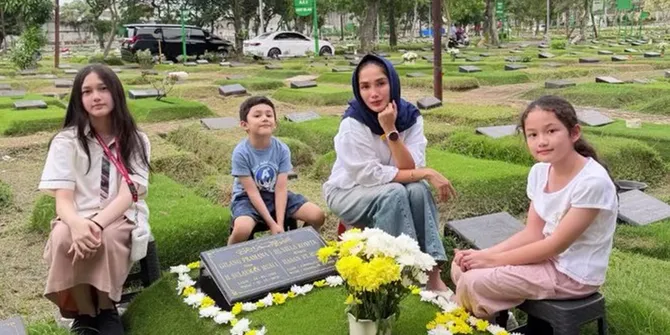 Ussy Sulistiawaty Ziarah ke Makam Ibu dan Adik, Tepat 1 Tahun Kepergian