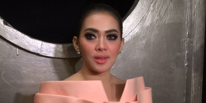 Syahrini Pernah Ditemani Rekaman Oleh Deddy Dores