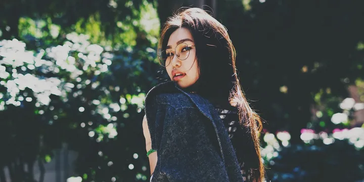 Tampil Stylish Ala Anak Kalcer, Intip Koleksi Frame Kacamata Premium yang Bikin Look Makin Classy! 2