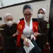 7 Potret Nikita Mirzani Ngamuk Usai Sidang Karena Didorong, Kesal Sebut Dirinya Bukan Pembunuh