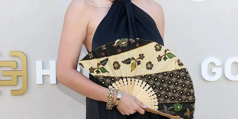 8 Potret Agnez Mo Hadiri Gold Gala, Tampil Cantik Kenakan Tusuk Konde Kembang Goyang - Sepatunya yang Bermotif Batik Jadi Sorotan