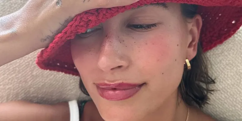 9 Potret Hailey Bieber dengan Wajah Glowing dan Makeup Viralnya yang Minimalis - Simak Tips dan Tutorialnya!