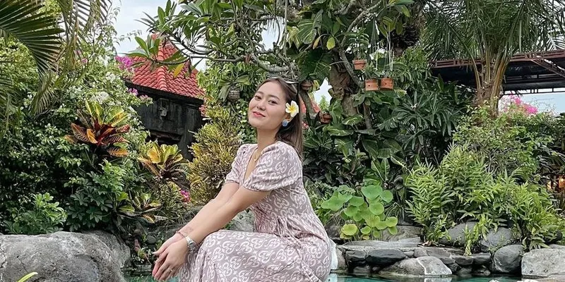 Manisnya Momen Vita Alvia Manja di Pangkuan Ayah - Selalu Jadi Putri Kecil Kesayangan Ayah!