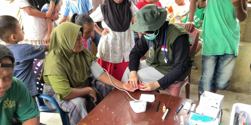 FK Universitas Muhammadiyah Kalimantan Timur Laksanakan Pelayanan Kesehatan di Desa Pantai Tinjau Pascabencana