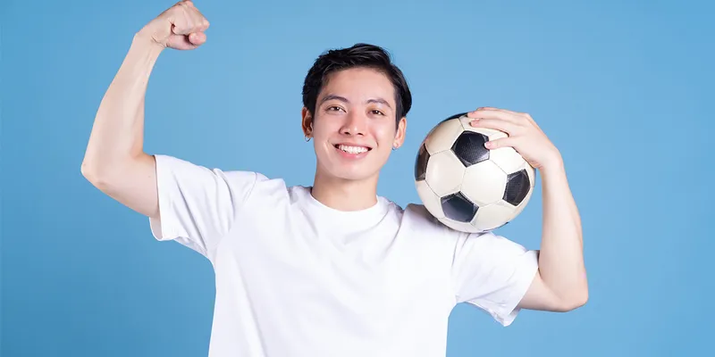 Jangan Cuma Mandi, Ini Rutinitas Grooming Pria Setelah Main Bola Biar Tetap Segar
