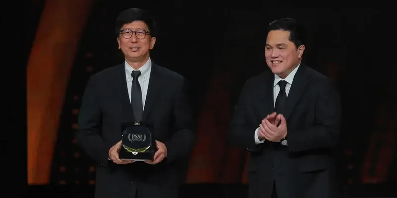 PSSI Awards 2026 Digelar Perdana, Erick Thohir Serahkan Penghargaan untuk Emtek
