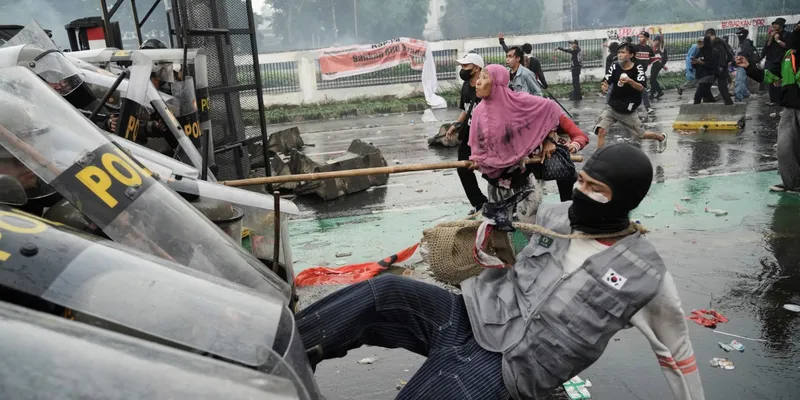 Aksi Viral Emak-emak Hijab Pink di Demo DPR