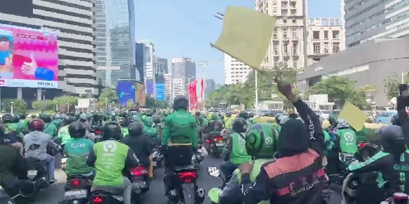 Potret Ribuan Ojol Iringi Jenazah Affan Kurniawan Menuju Pemakaman, Kibarkan Bendera Kuning