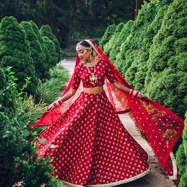 Gambar 17 Inspirasi Gaun  Pengantin  La Bollywood Pernikahanmu Memamerkan Bagian Perut di Rebanas 
