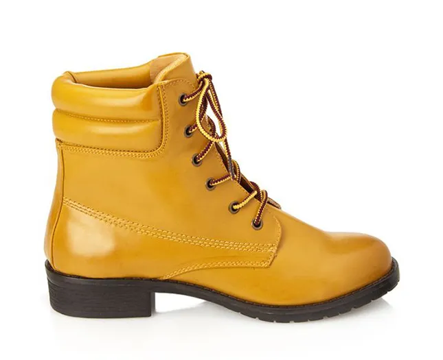 Berbagai Inspirasi Gaya Sepatu Boots Untuk Tampil Sporty 