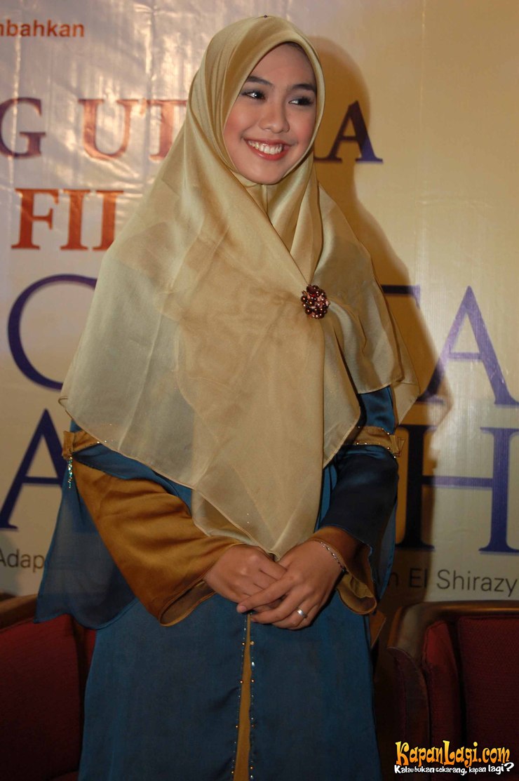 Inspirasi Hijab Santun Oki Setiana Dewi Dalam Berbagai 