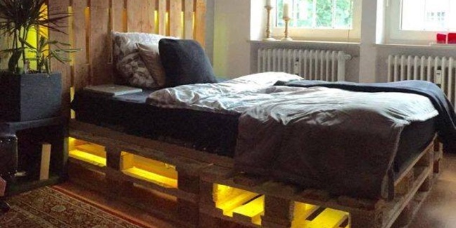  Inspirasi Tempat Tidur  Romantis dengan Lampu di Bawah 