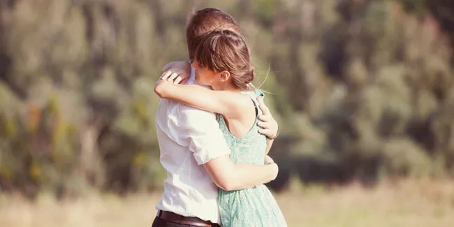 Menebak Sifat Pria Dari Caranya Memeluk Anda - Vemale.com