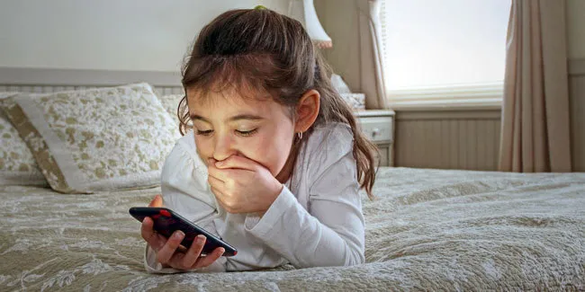 Ilustrasi para bocah pegang gadget