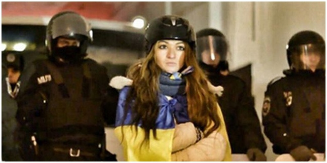 Kisah Cinta Unik Demonstran Jatuh Polisi Keamanan Tengah Isu Perang