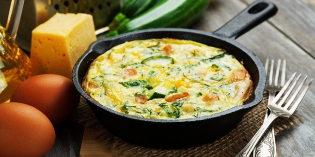 Makan Malam Lezat Dengan Telur Panggang Sayur