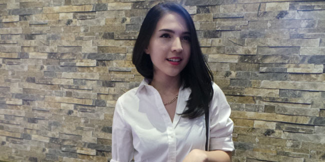 Olivia Jansen Coba Gaya  Rambut  Asimetris Agar Lebih Fresh 